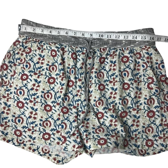 Floral Patterned Women's Shorts - Picture 5 of 9